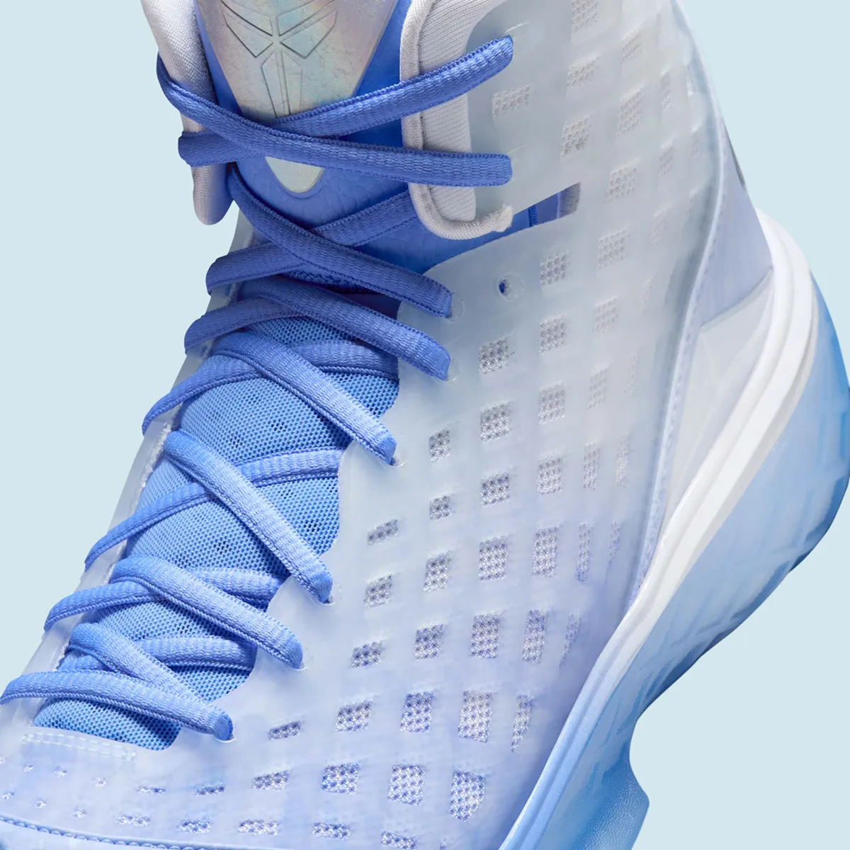 Nike Kobe 3 Protro Christmas 6 La Nike Kobe 3 Protro « Christmas » sera disponible pour les fêtes