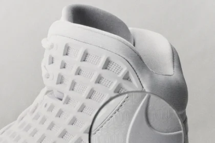 La Nike Kobe 3 Protro « Halo » se dévoile enfin dans sa version immaculée