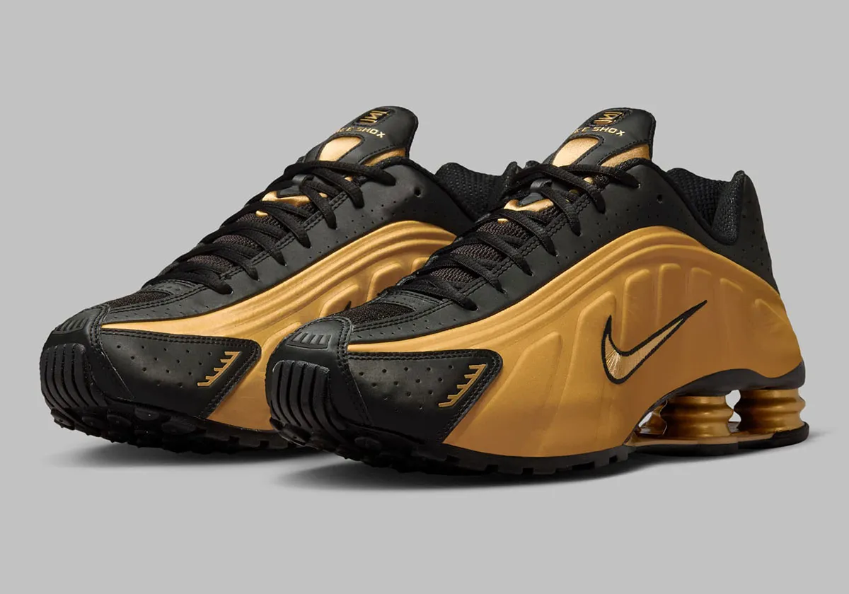 Nike Shox R4 Metallic Gold 1 La Nike Shox R4 « Metallic Gold » revient illuminer la fin d’année