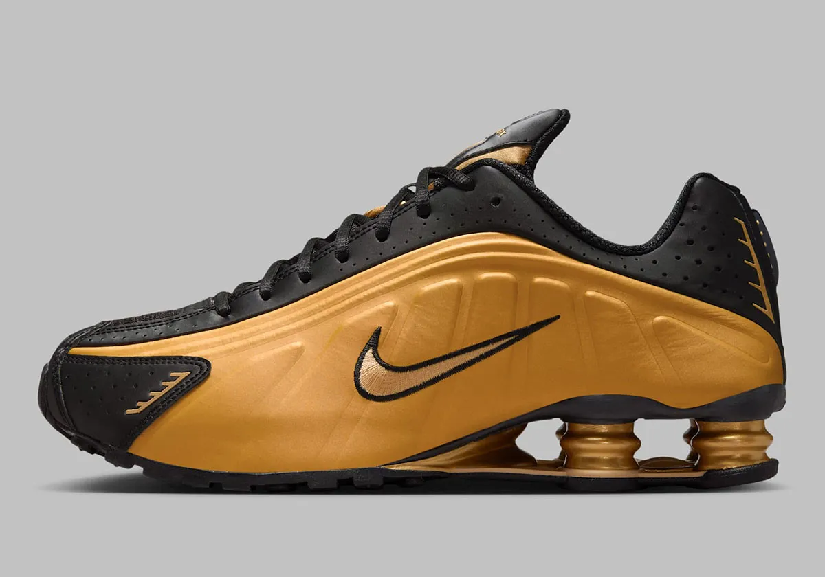 Nike Shox R4 Metallic Gold 2 La Nike Shox R4 « Metallic Gold » revient illuminer la fin d’année