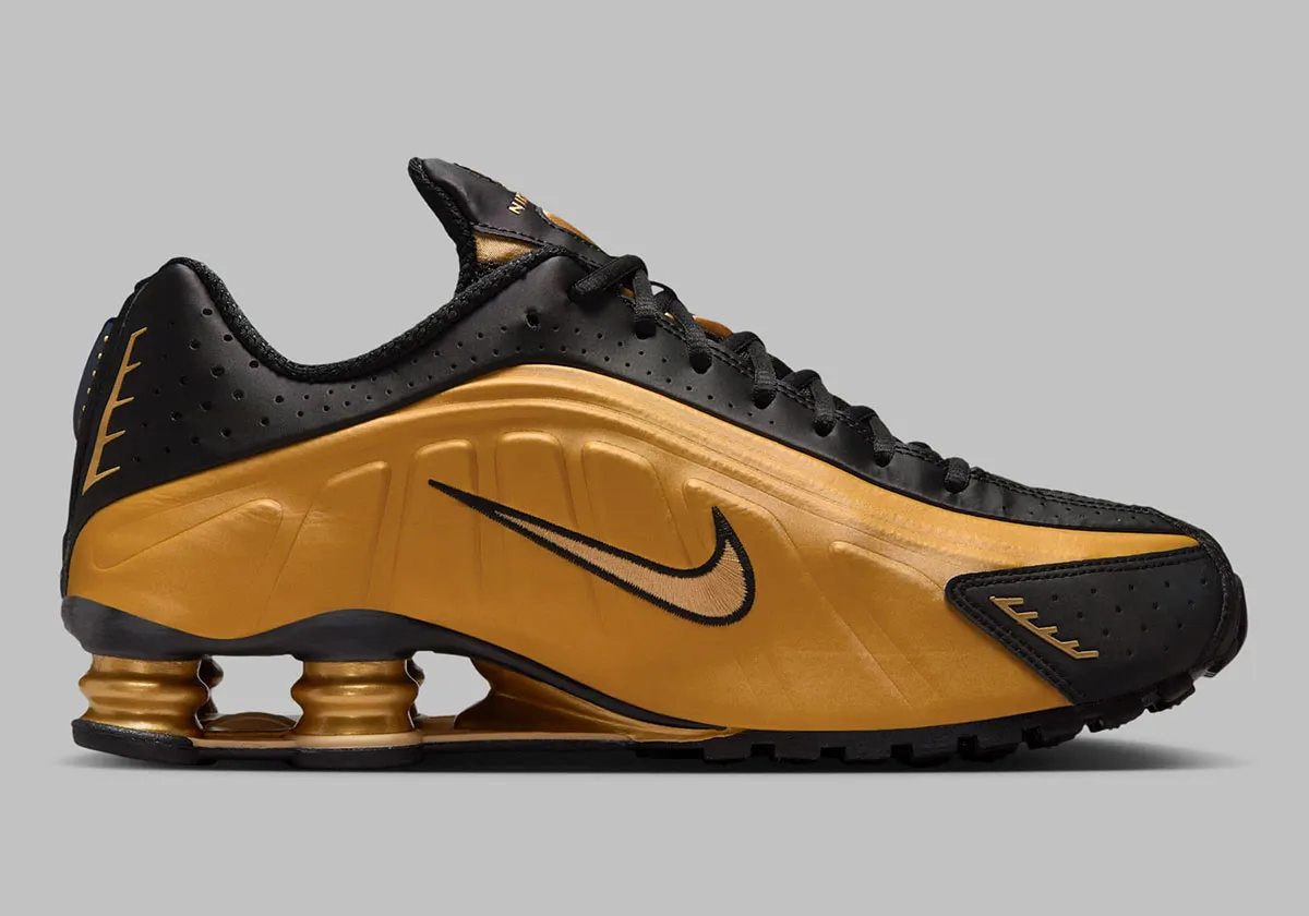 Nike Shox R4 Metallic Gold 3 La Nike Shox R4 « Metallic Gold » revient illuminer la fin d’année