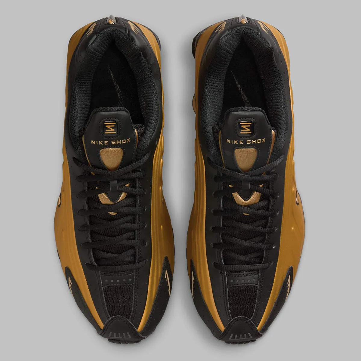 Nike Shox R4 Metallic Gold 4 La Nike Shox R4 « Metallic Gold » revient illuminer la fin d’année