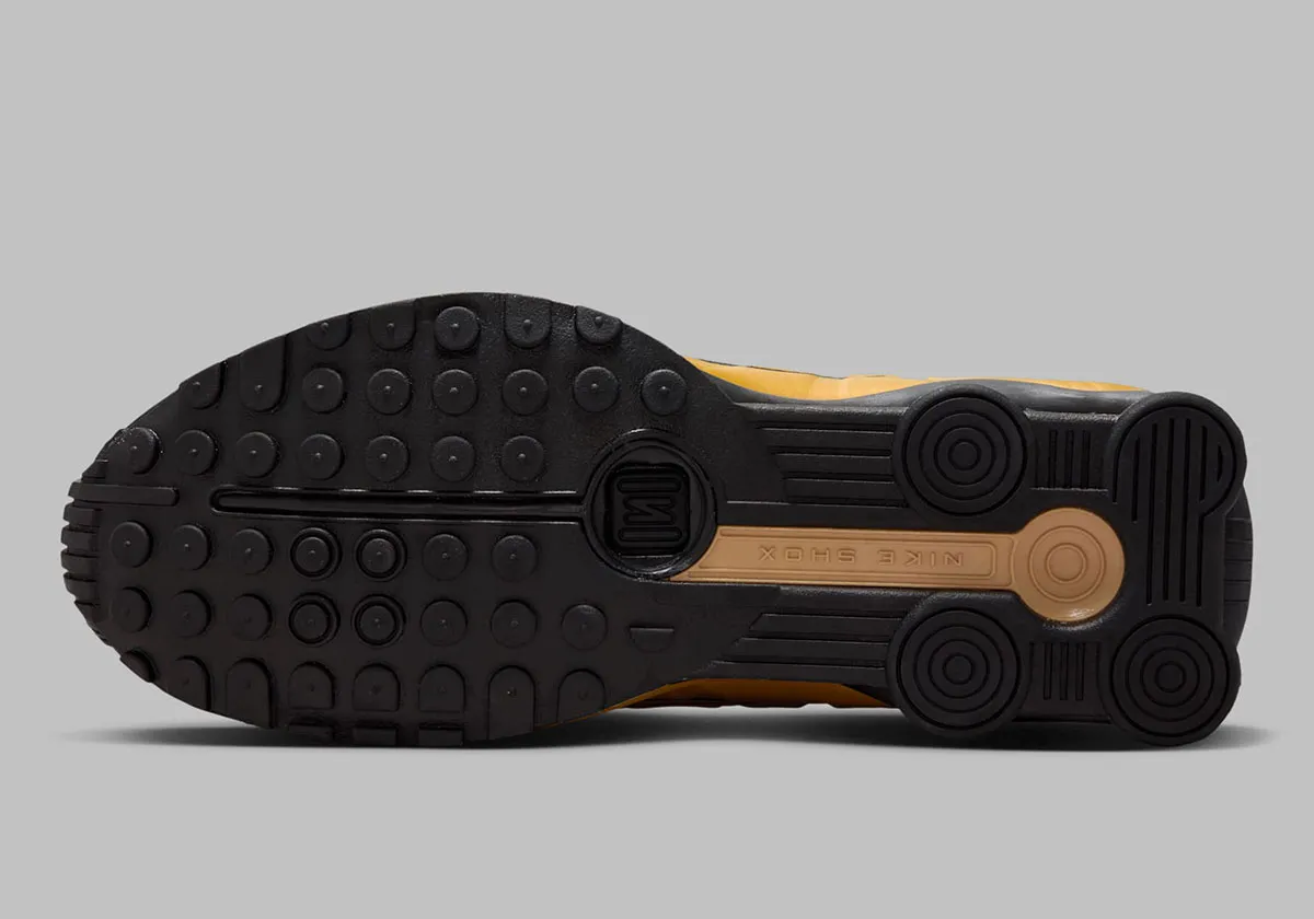 Nike Shox R4 Metallic Gold 5 La Nike Shox R4 « Metallic Gold » revient illuminer la fin d’année