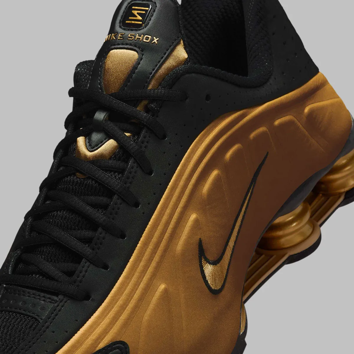 Nike Shox R4 Metallic Gold 6 La Nike Shox R4 « Metallic Gold » revient illuminer la fin d’année