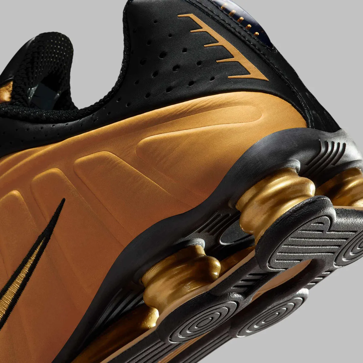 Nike Shox R4 Metallic Gold 7 La Nike Shox R4 « Metallic Gold » revient illuminer la fin d’année