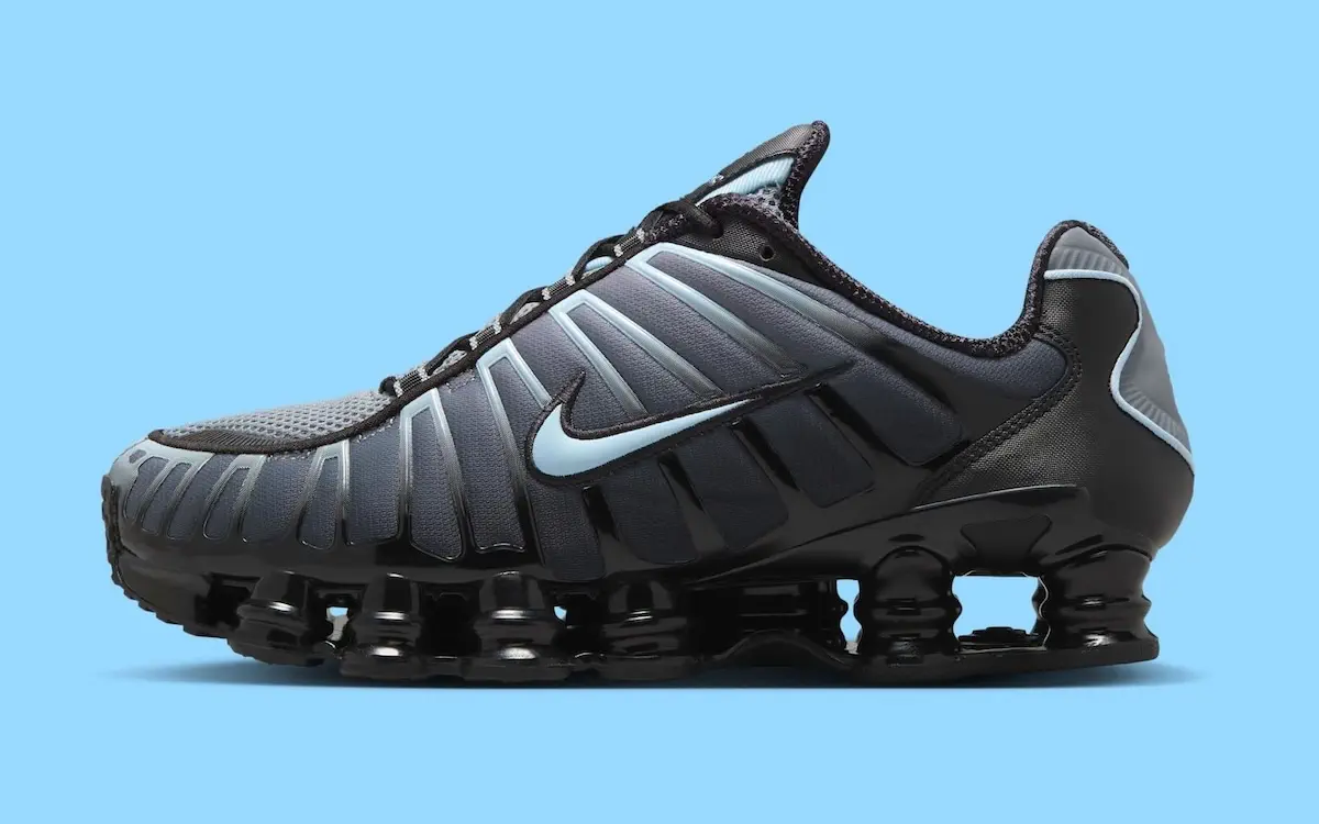 Nike Shox TL Celestine Blue 1 La Nike Shox TL « Celestine Blue » adopte une esthétique sombre et technique