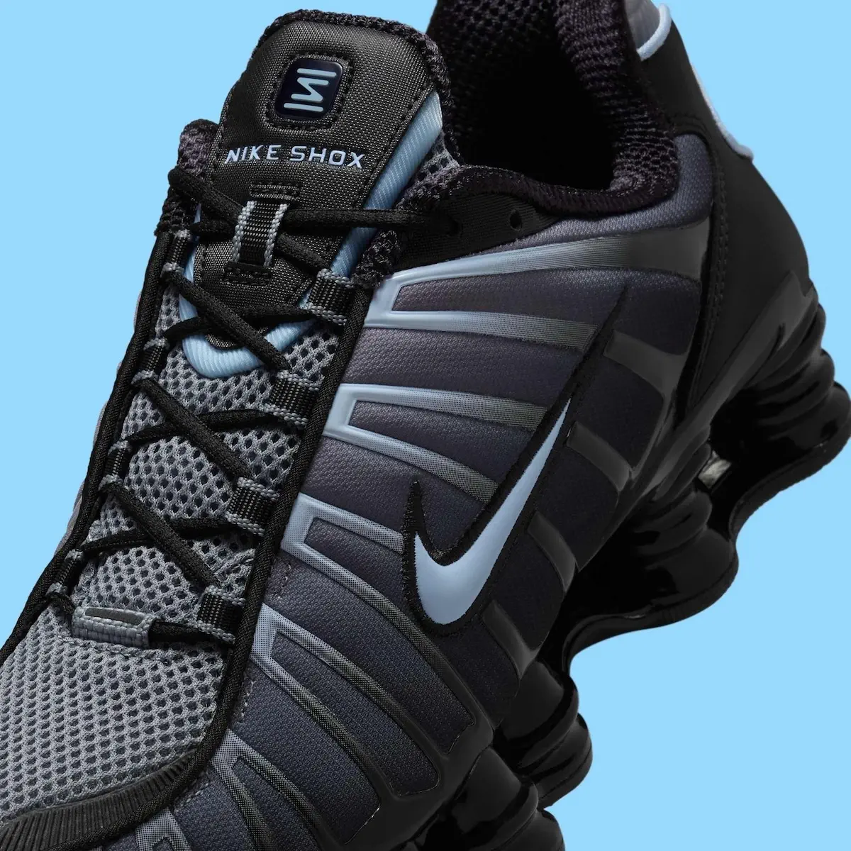 Nike Shox TL Celestine Blue 6 La Nike Shox TL « Celestine Blue » adopte une esthétique sombre et technique