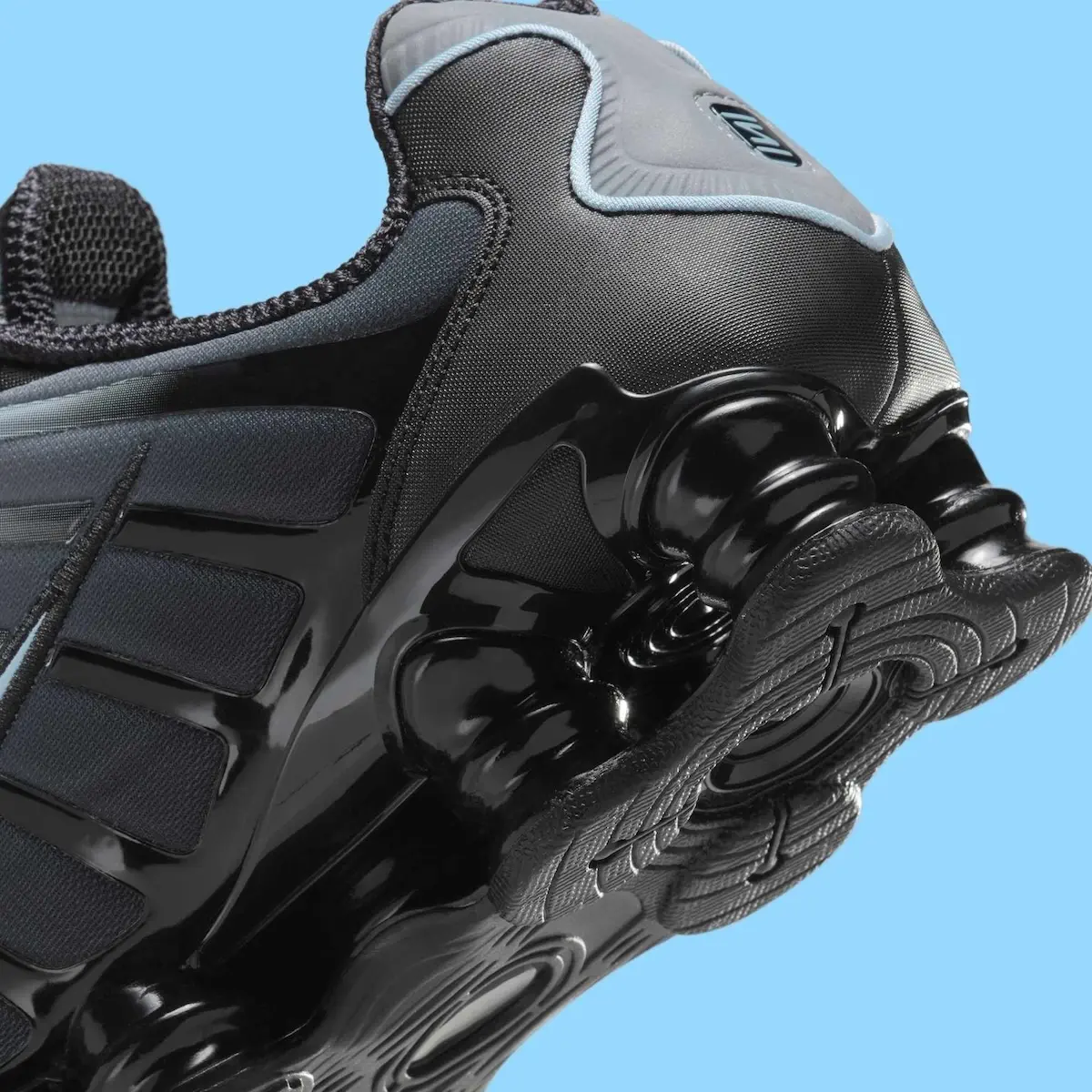 Nike Shox TL Celestine Blue 7 La Nike Shox TL « Celestine Blue » adopte une esthétique sombre et technique