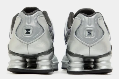 Ces Nike Shox TL « Metallic Silver » réinventent le futurisme urbain pour l'automne 2025