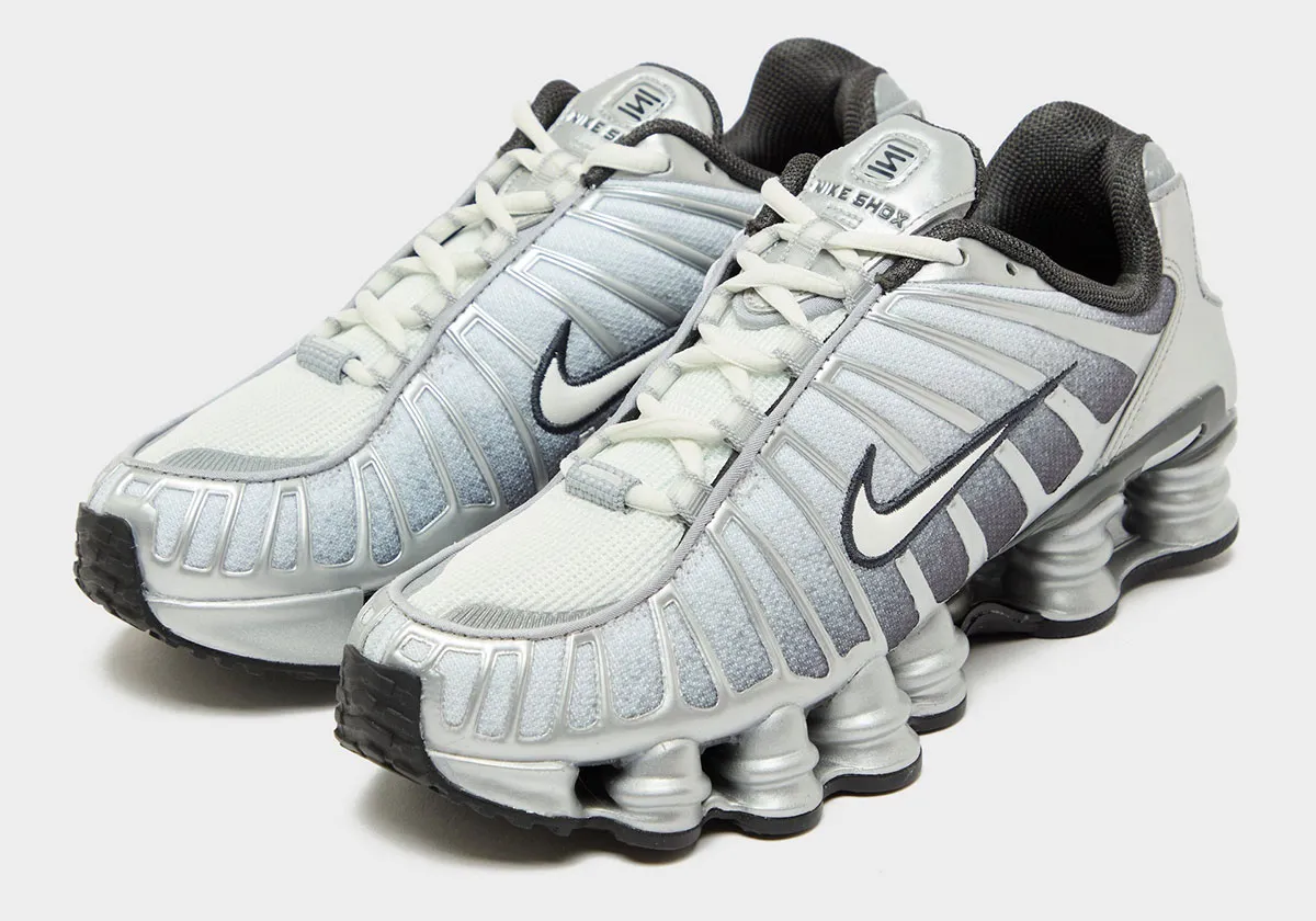 Nike Shox TL Metallic Silver 1 Ces Nike Shox TL « Metallic Silver » réinventent le futurisme urbain pour l'automne 2025