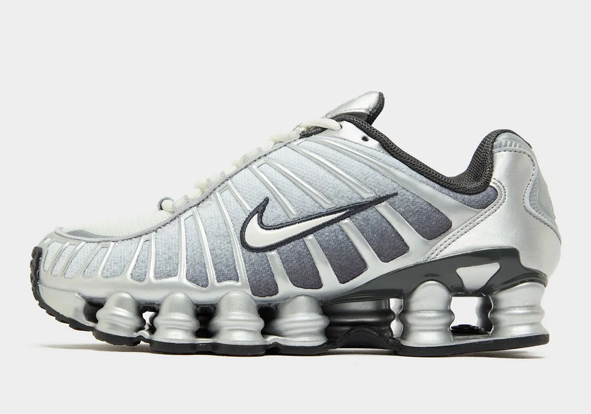 Nike Shox TL Metallic Silver 2 Ces Nike Shox TL « Metallic Silver » réinventent le futurisme urbain pour l'automne 2025