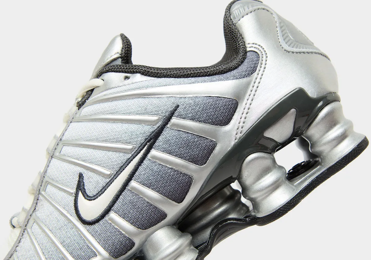 Nike Shox TL Metallic Silver 3 Ces Nike Shox TL « Metallic Silver » réinventent le futurisme urbain pour l'automne 2025