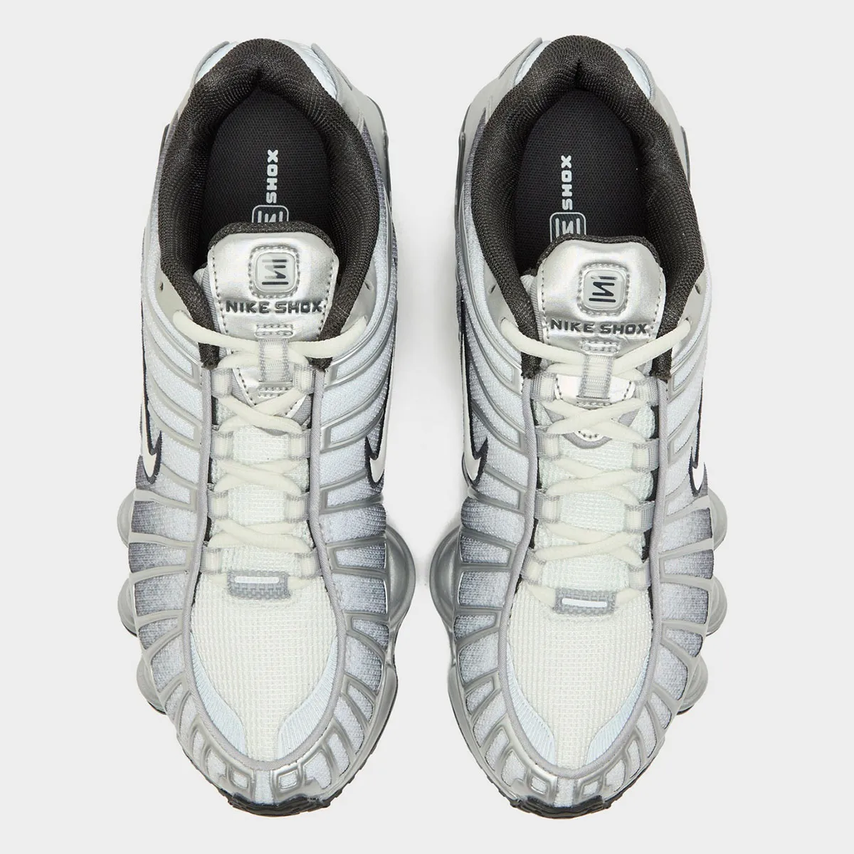 Nike Shox TL Metallic Silver 4 Ces Nike Shox TL « Metallic Silver » réinventent le futurisme urbain pour l'automne 2025