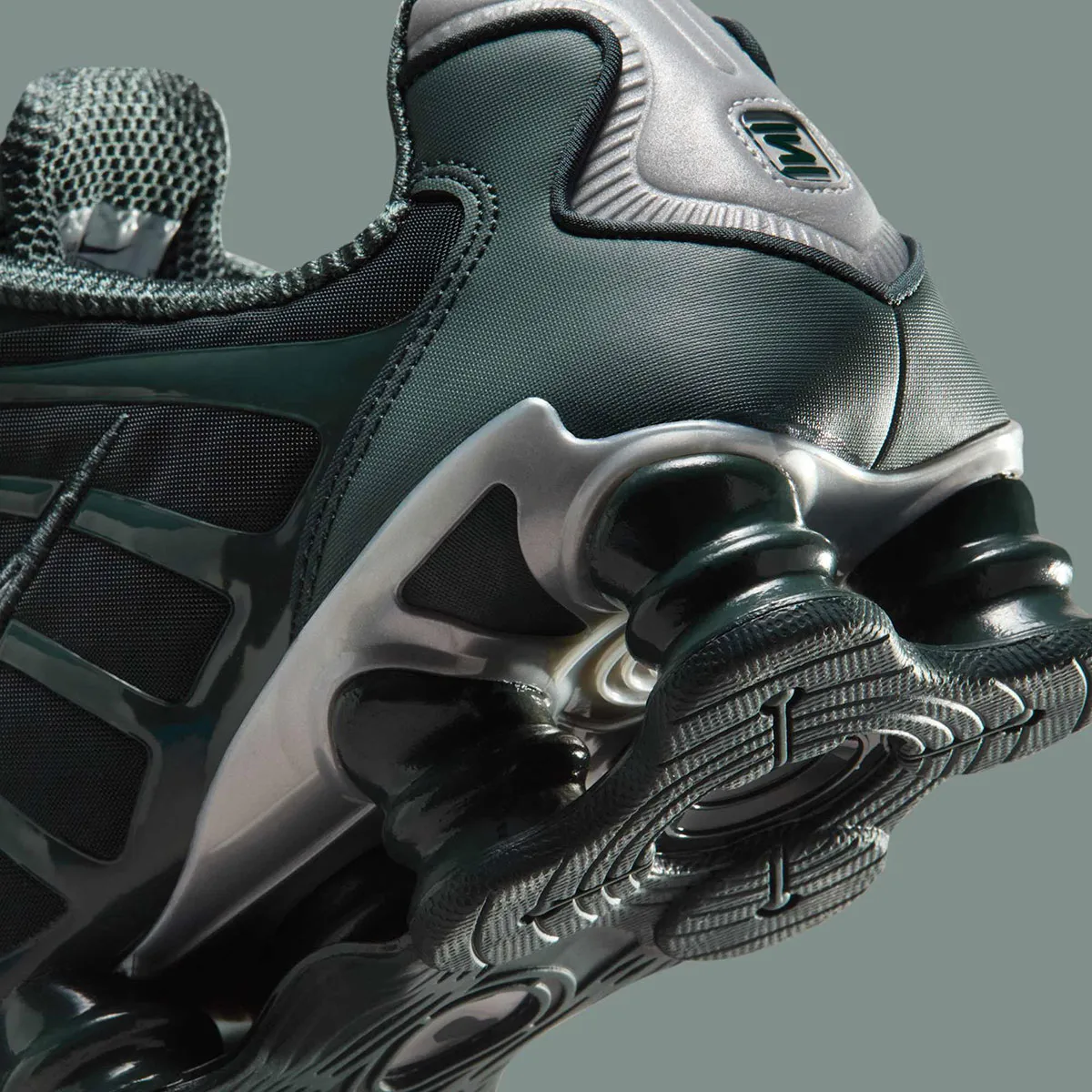 Nike Shox TL Seaweed 6 La Nike Shox TL « Seaweed » débarque pour réchauffer vos automnes sneakers