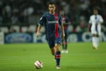 Le PSG et Nike ravivent la flamme du maillot emblématique T90 de la saison 2004-2005