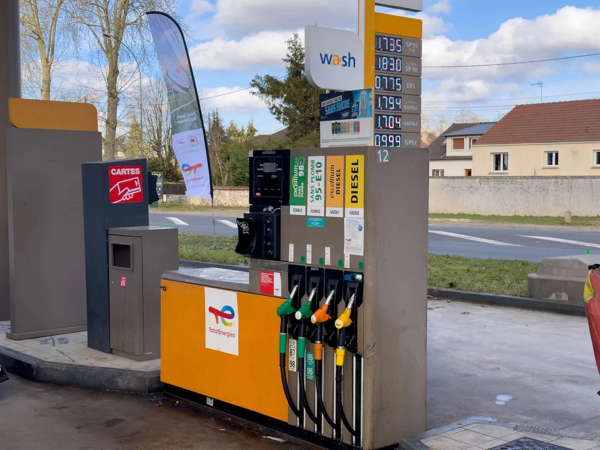 Quitter lautoroute pour faire le plein 1 Quitter l’autoroute pour faire le plein de carburant est une astuce toujours gagnante