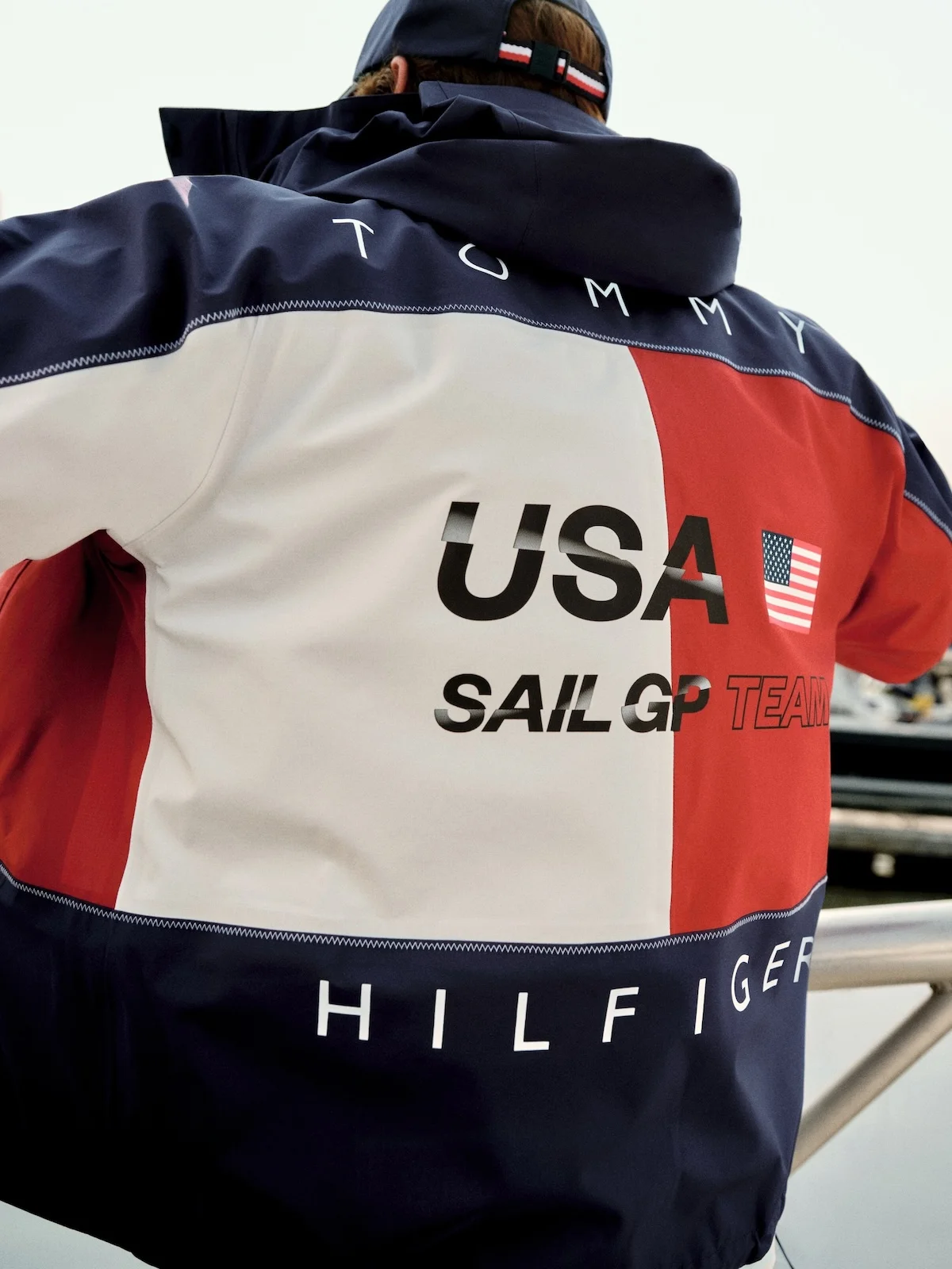 Tommy Hilfiger x United States SailGP Team Capsule 2 Tommy Hilfiger et la United States SailGP Team naviguent vers la performance stylée