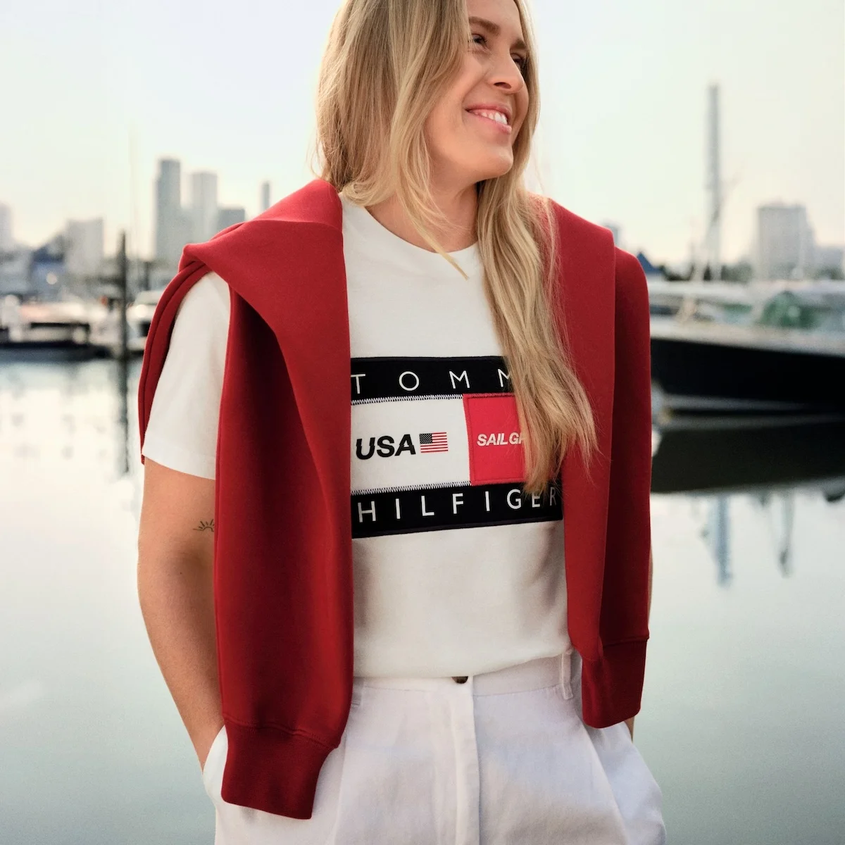 Tommy Hilfiger x United States SailGP Team Capsule 3 Tommy Hilfiger et la United States SailGP Team naviguent vers la performance stylée