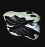 adidas Harden Vol. 9 Molded Leather 0 L'adidas Harden Vol. 9 « Molded Leather » se dévoile en noir et vanille