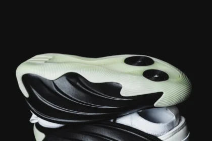L'adidas Harden Vol. 9 « Molded Leather » se dévoile en noir et vanille