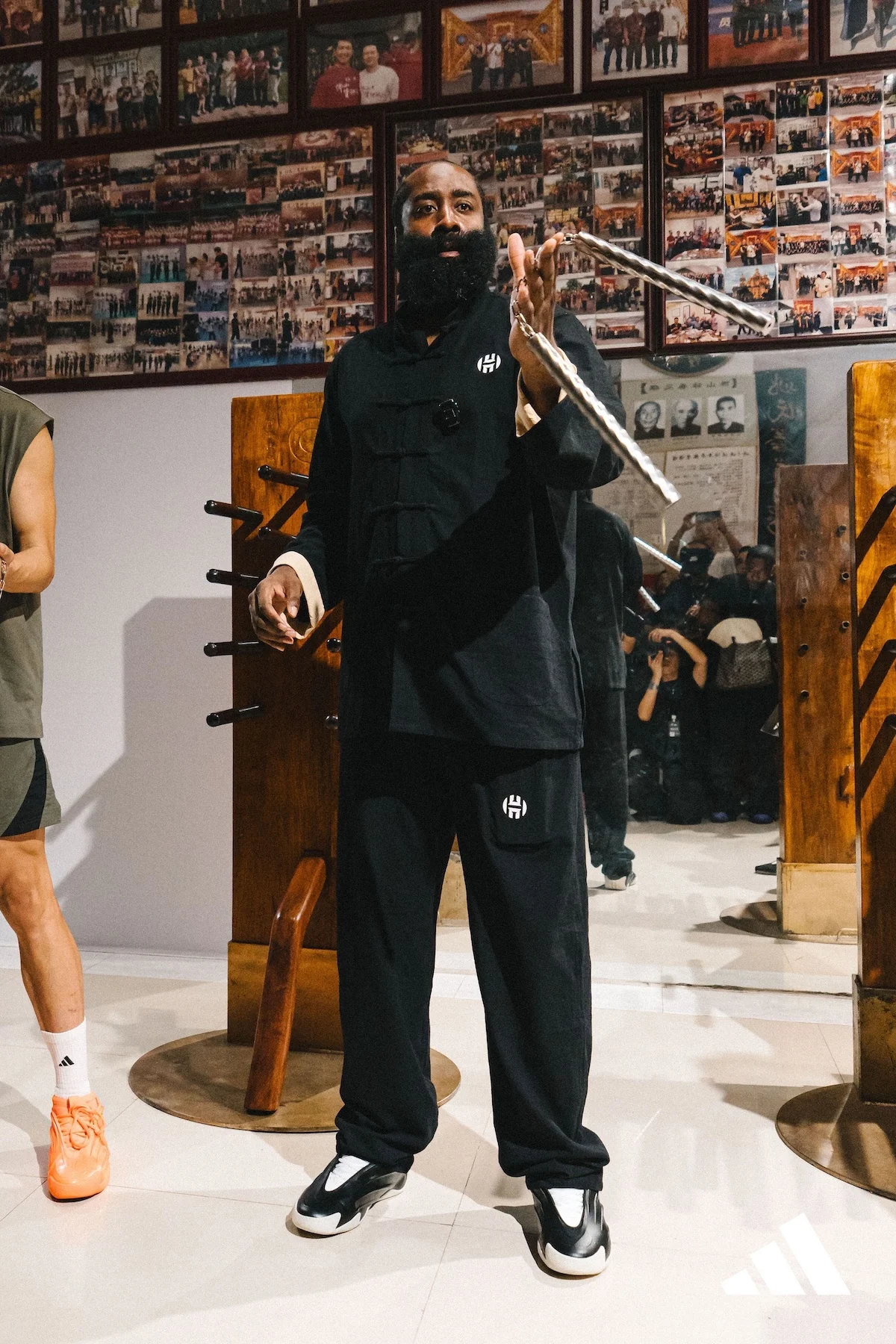 adidas Harden Vol. 9 Molded Leather 1 L'adidas Harden Vol. 9 « Molded Leather » se dévoile en noir et vanille