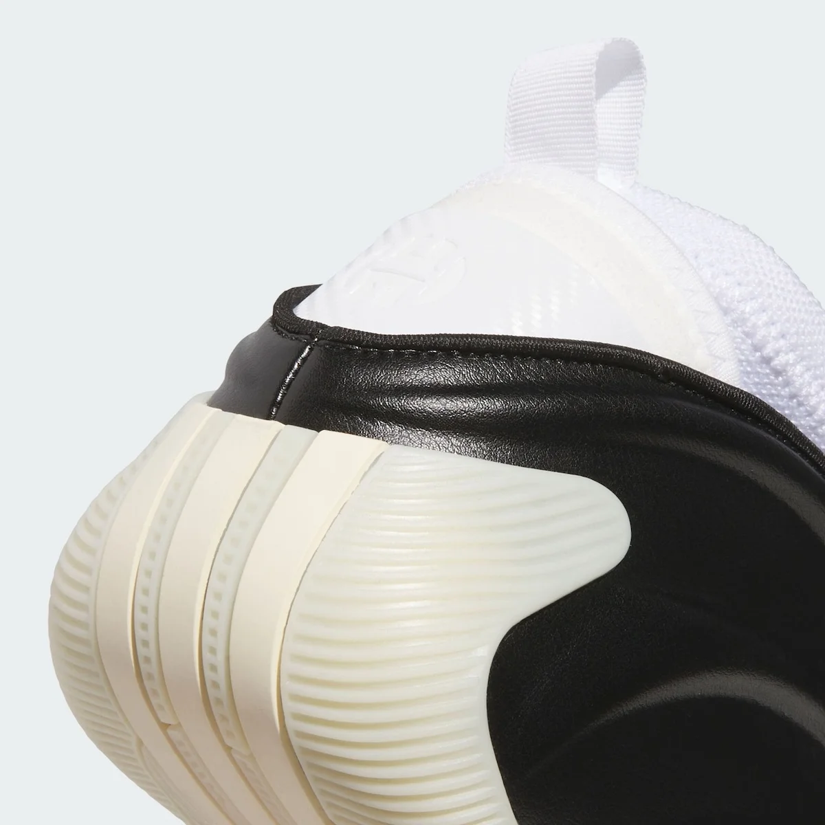 adidas Harden Vol. 9 Molded Leather 8 L'adidas Harden Vol. 9 « Molded Leather » se dévoile en noir et vanille