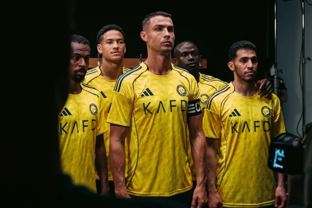 adidas présente le maillot domicile Al-Nassr 2025-26, qui affiche une identité forte