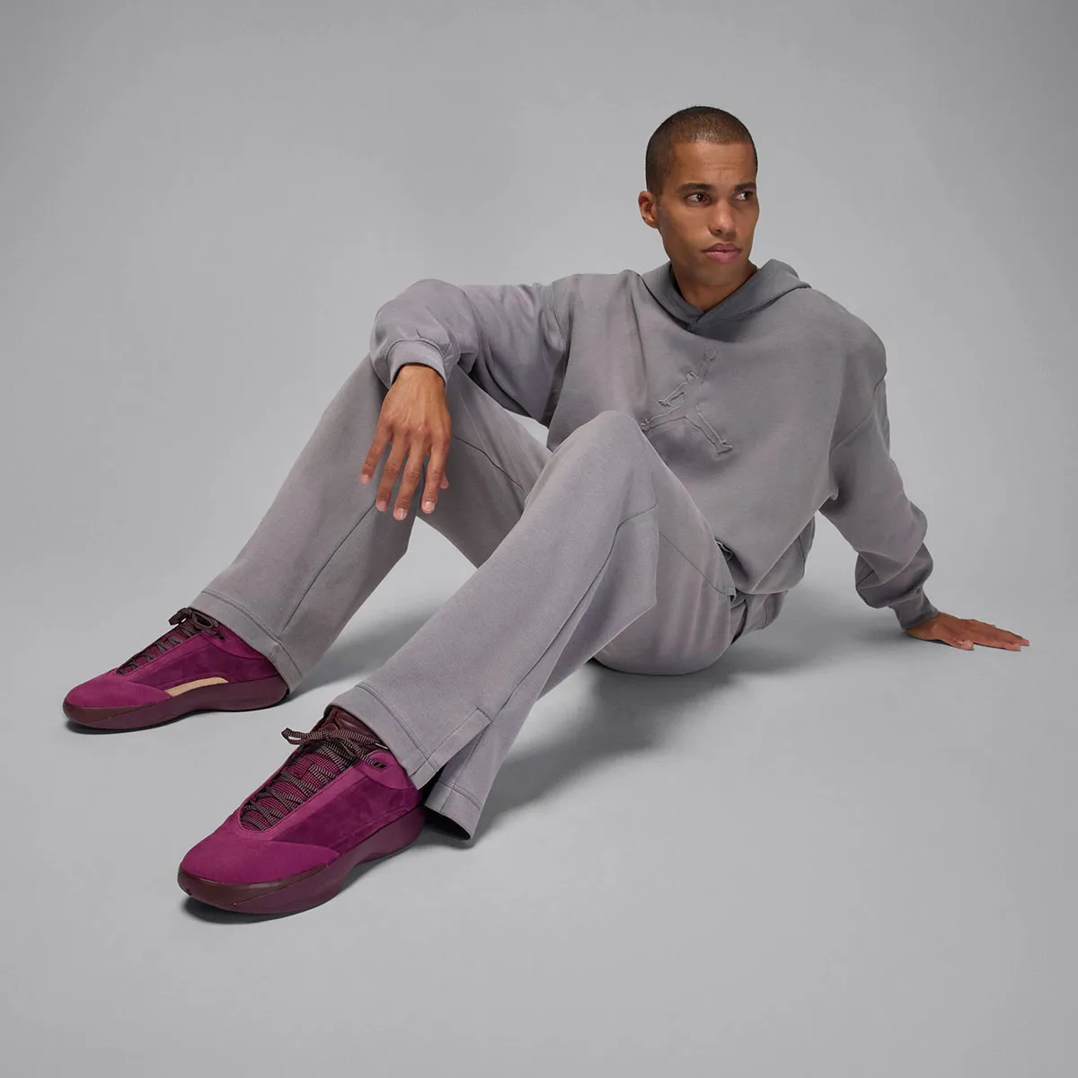 Air Jordan 40 Bordeaux 1 La nouvelle Air Jordan 40 « Bordeaux » revisite l'héritage avec élégance
