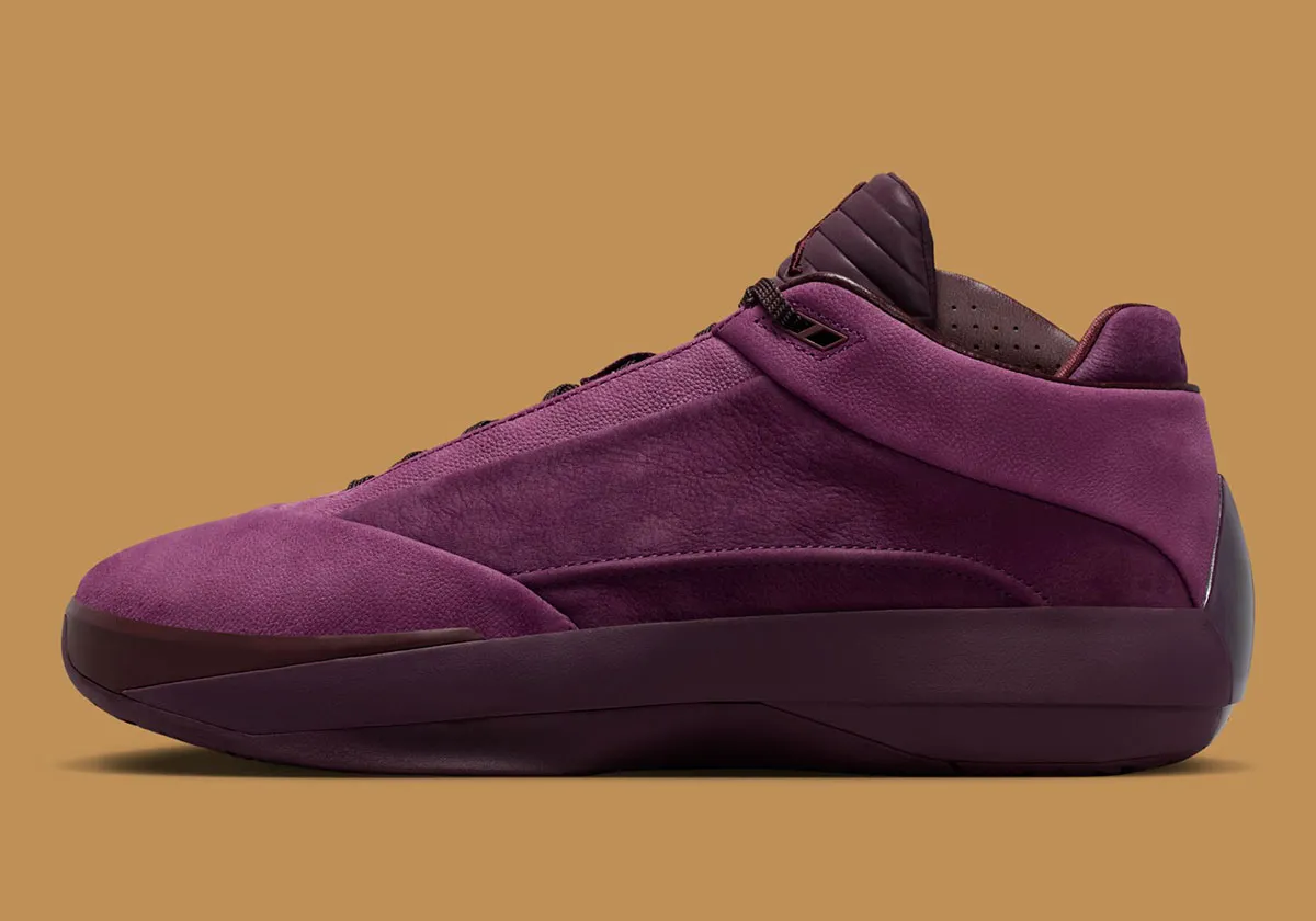 Air Jordan 40 Bordeaux 2 La nouvelle Air Jordan 40 « Bordeaux » revisite l'héritage avec élégance
