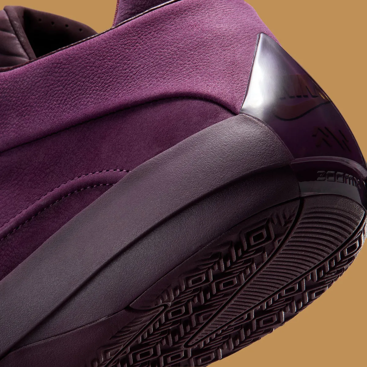 Air Jordan 40 Bordeaux 7 La nouvelle Air Jordan 40 « Bordeaux » revisite l'héritage avec élégance