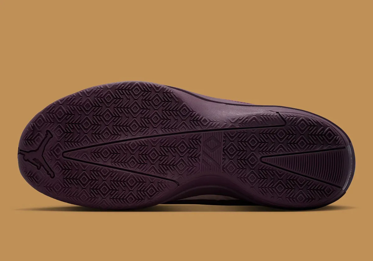 Air Jordan 40 Bordeaux 8 La nouvelle Air Jordan 40 « Bordeaux » revisite l'héritage avec élégance