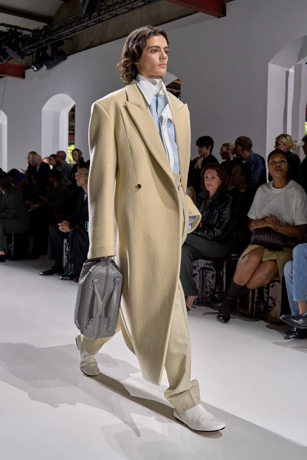 La collection Bottega Veneta printemps 2026 célèbre le tailoring italien