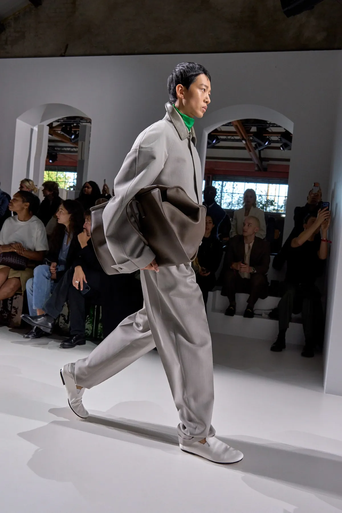 La collection Bottega Veneta printemps 2026 célèbre le tailoring italien