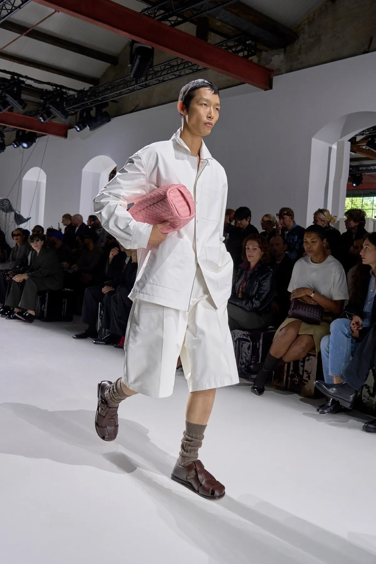 La collection Bottega Veneta printemps 2026 célèbre le tailoring italien