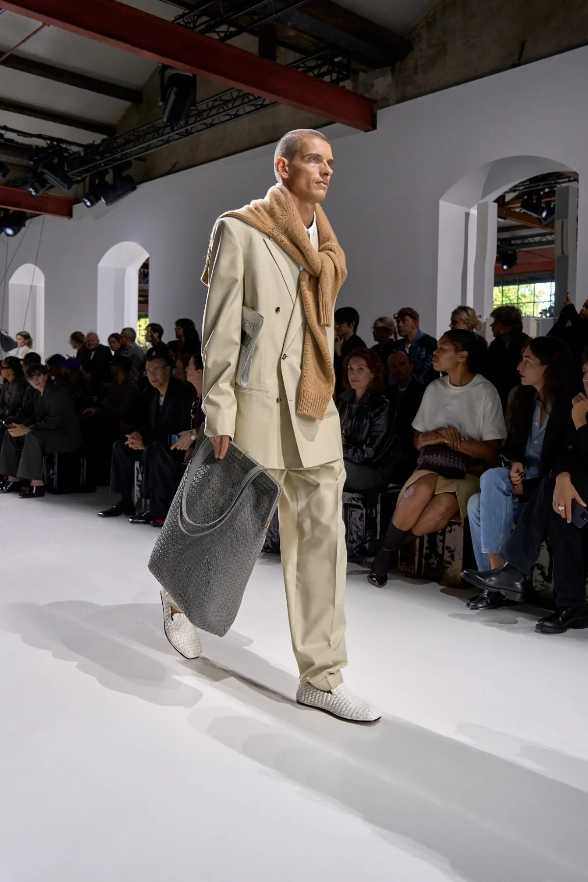 La collection Bottega Veneta printemps 2026 célèbre le tailoring italien