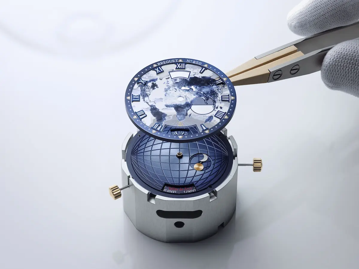 Breguet Marine Hora Mundi 5555 2 La Breguet Marine Hora Mundi 5555 est une montre d’exception qui relie le temps et le voyage