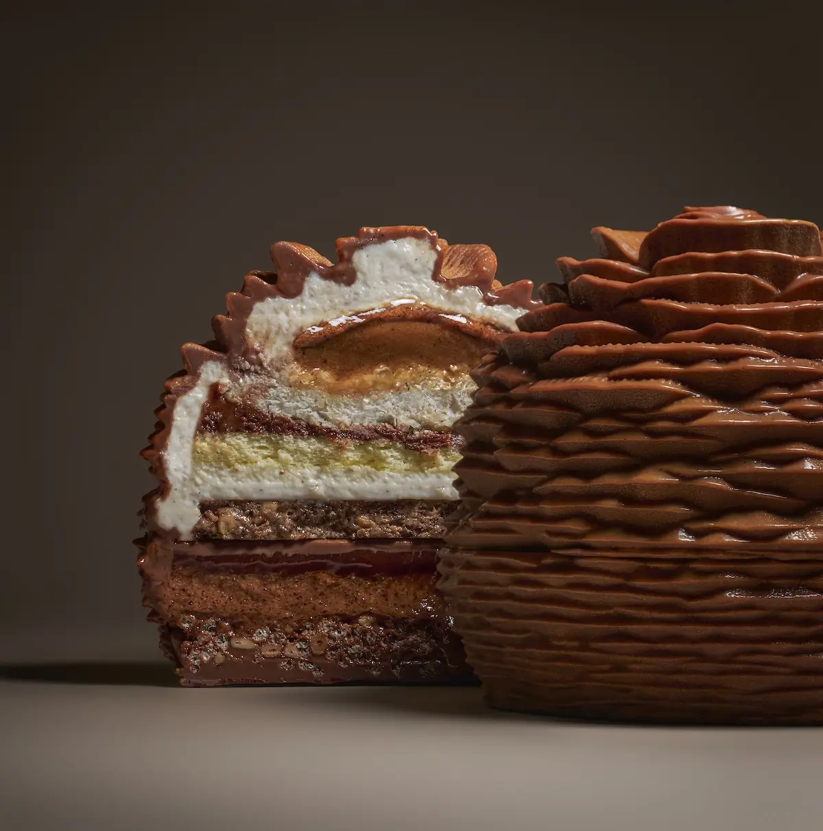 Buche de Noel 2025 Joyaux des Pins Le Peninsula Paris 2 La nouvelle bûche de Noël 2025 du Peninsula Paris, « Joyaux des Pins », est signée Anne Coruble