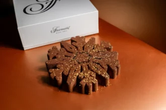 Pour célébrer ses cinquante ans, le Fairmont Monte Carlo présente sa bûche de Noël 2025 dorée
