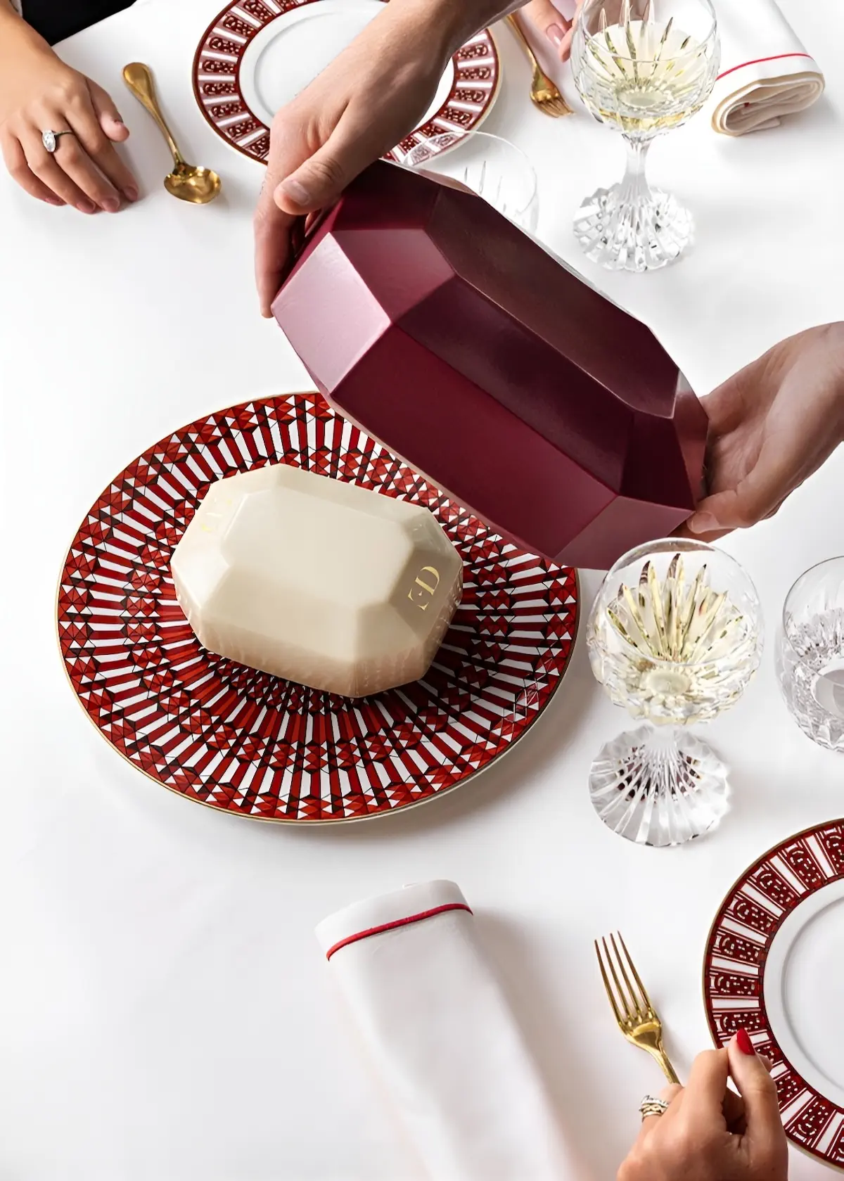 Buche de Noel 2025 Pampille Hiver Ecole Ducasse x Ducasse Baccarat 0 L'École Ducasse et Ducasse Baccarat dévoilent la bûche de Noël 2025 « Pampille d'Hiver » pour vos fêtes de fin d'année