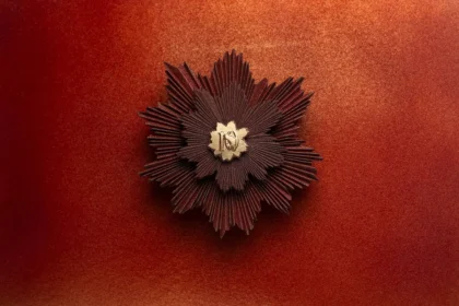 La bûche de Noël 2025 « L'Astre d'Or » de La Réserve Paris révèle tout son art