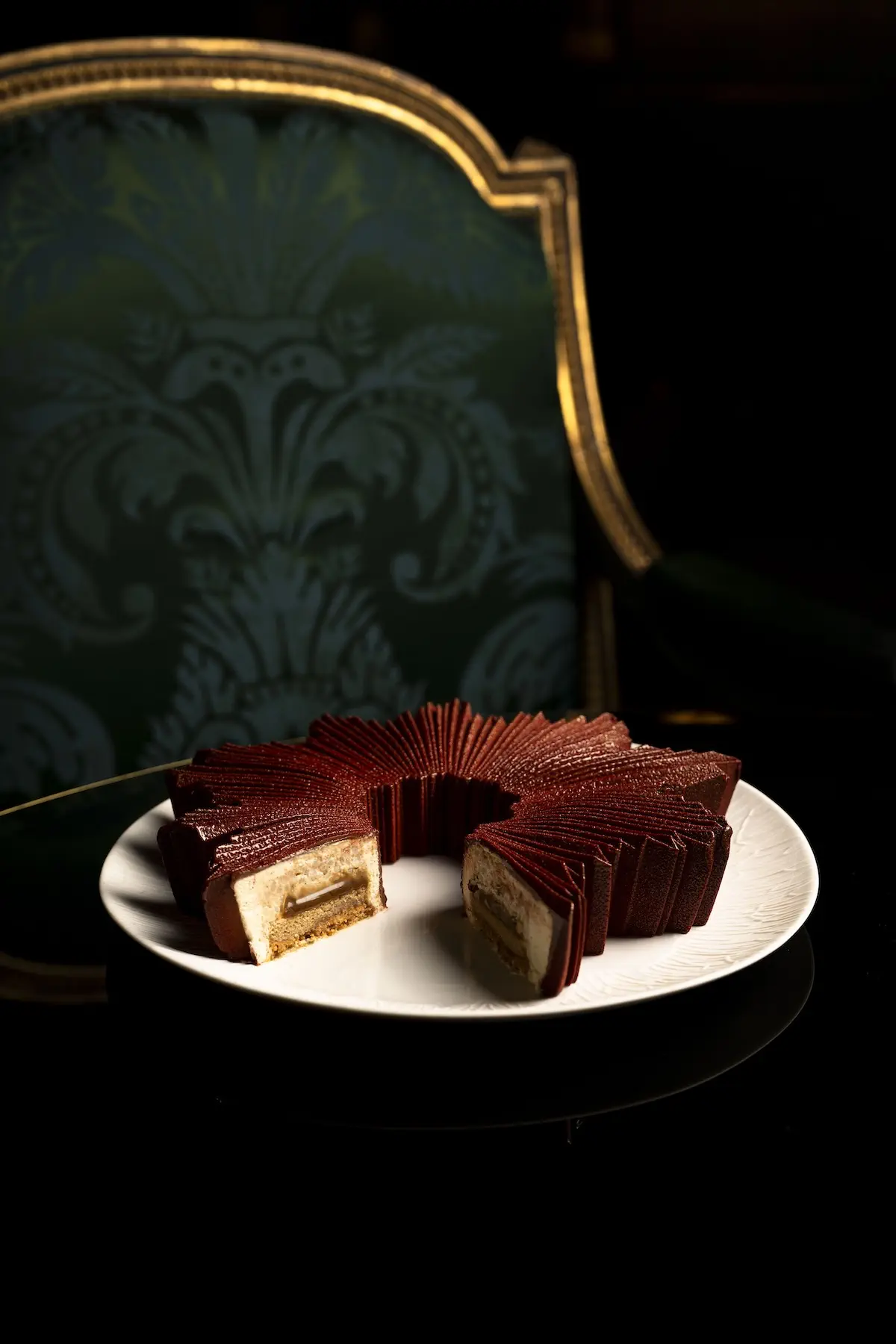 La bûche de Noël 2025 « L'Astre d'Or » de La Réserve Paris révèle tout son art