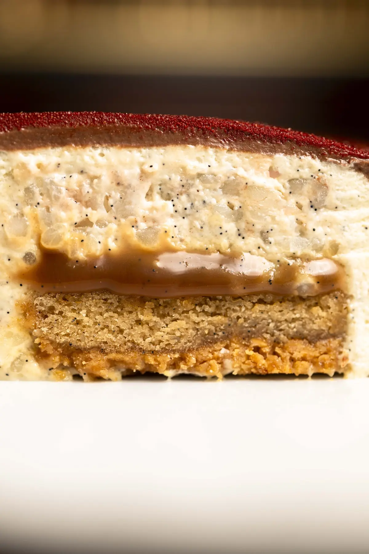 La bûche de Noël 2025 « L'Astre d'Or » de La Réserve Paris révèle tout son art