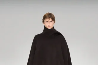 La collection COS automne 2025 réinvente le vestiaire masculin minimaliste