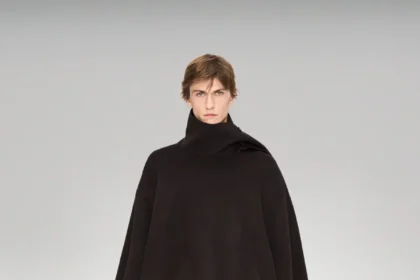 La collection COS automne 2025 réinvente le vestiaire masculin minimaliste