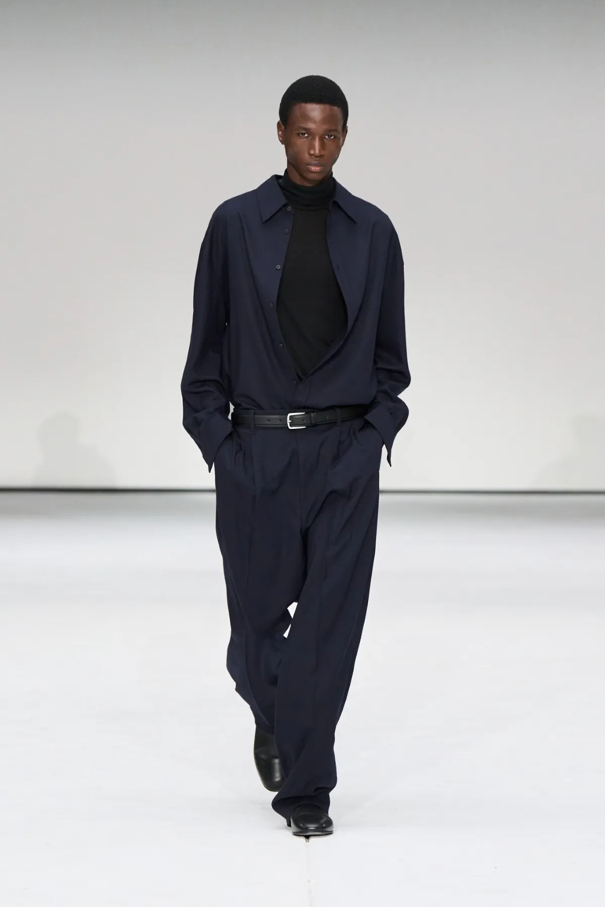 La collection COS automne 2025 réinvente le vestiaire masculin minimaliste