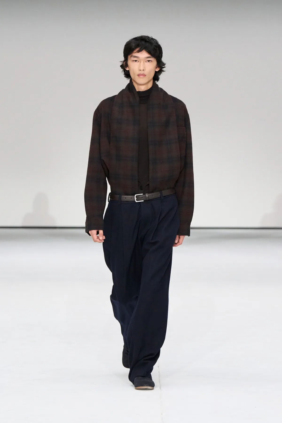 La collection COS automne 2025 réinvente le vestiaire masculin minimaliste