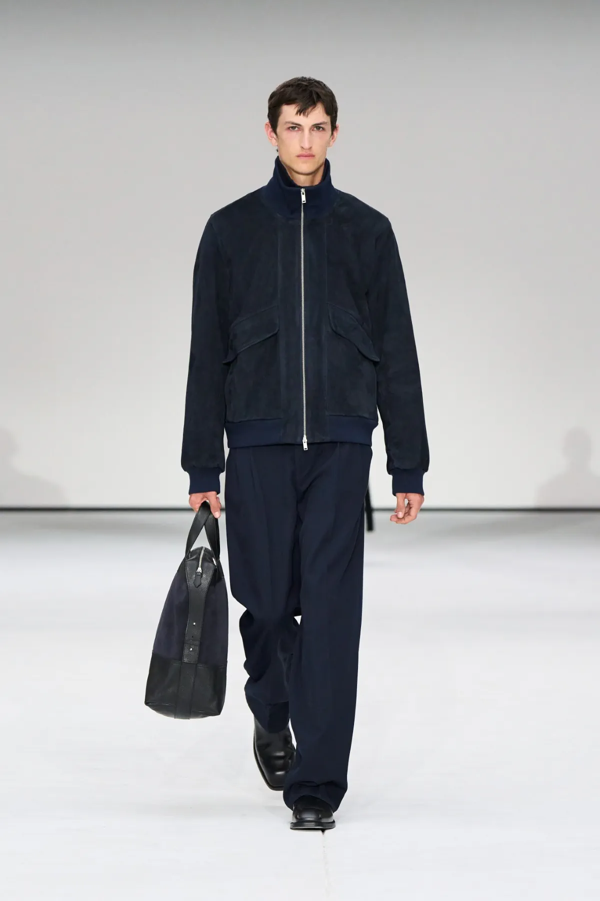 La collection COS automne 2025 réinvente le vestiaire masculin minimaliste