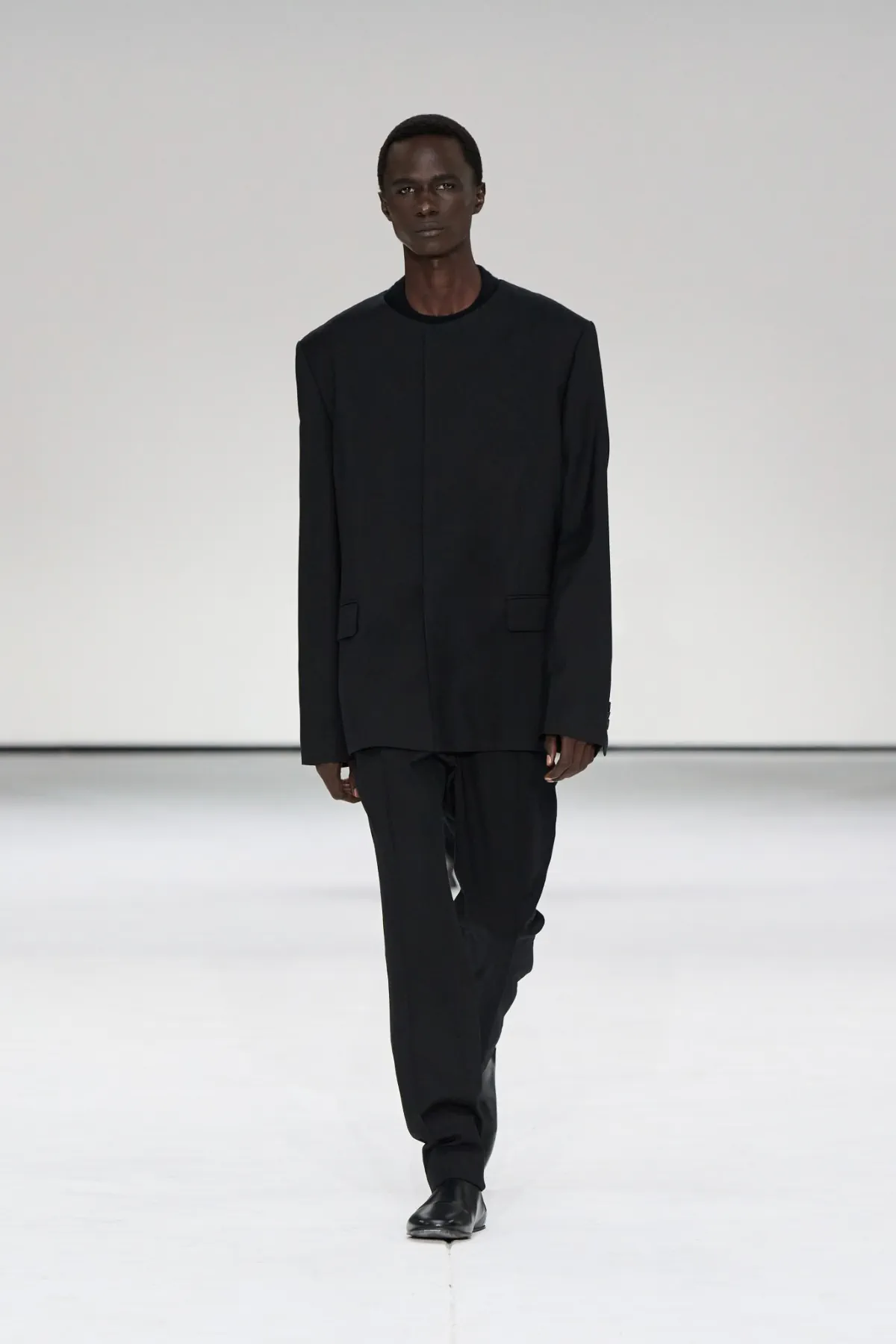 La collection COS automne 2025 réinvente le vestiaire masculin minimaliste