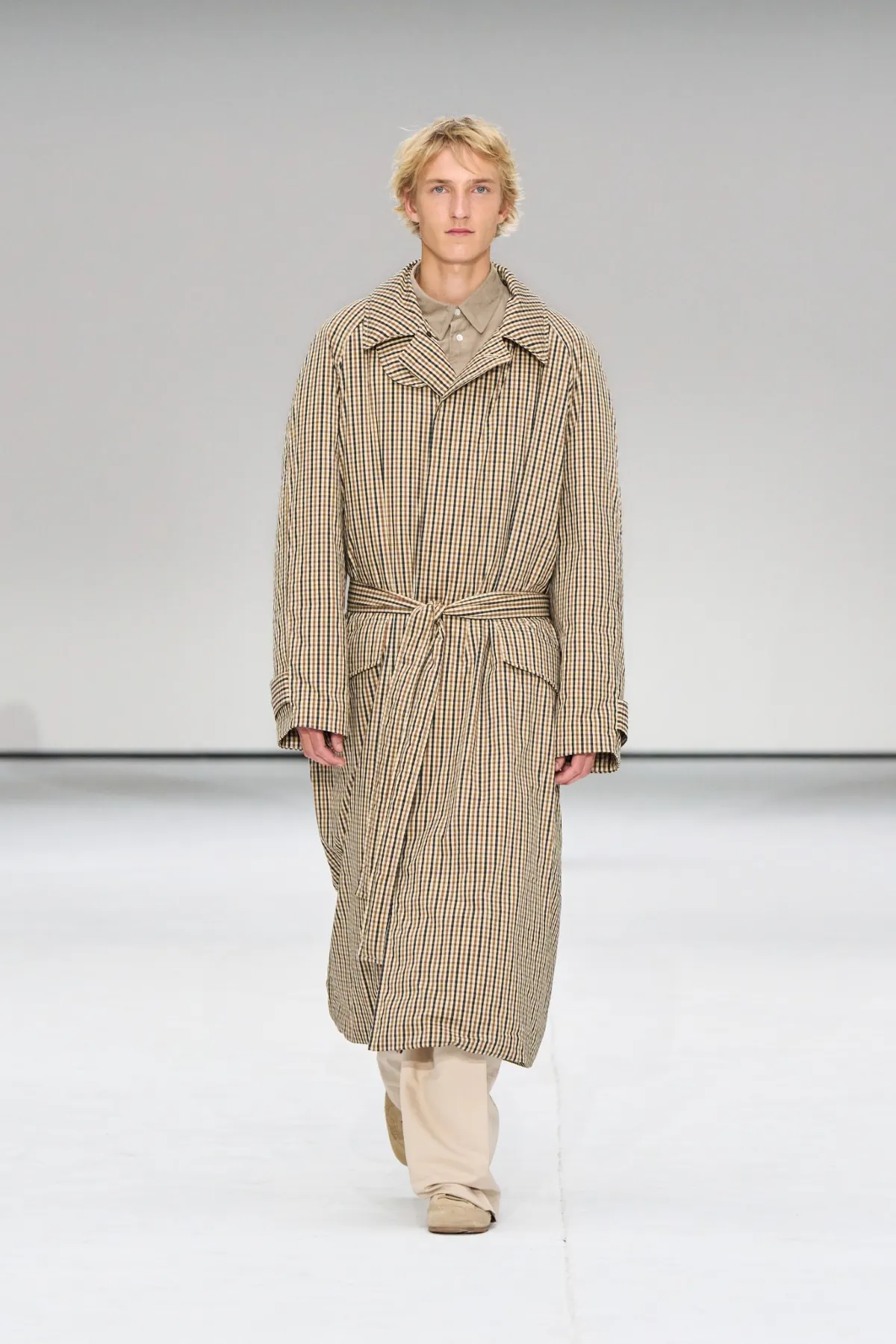 La collection COS automne 2025 réinvente le vestiaire masculin minimaliste