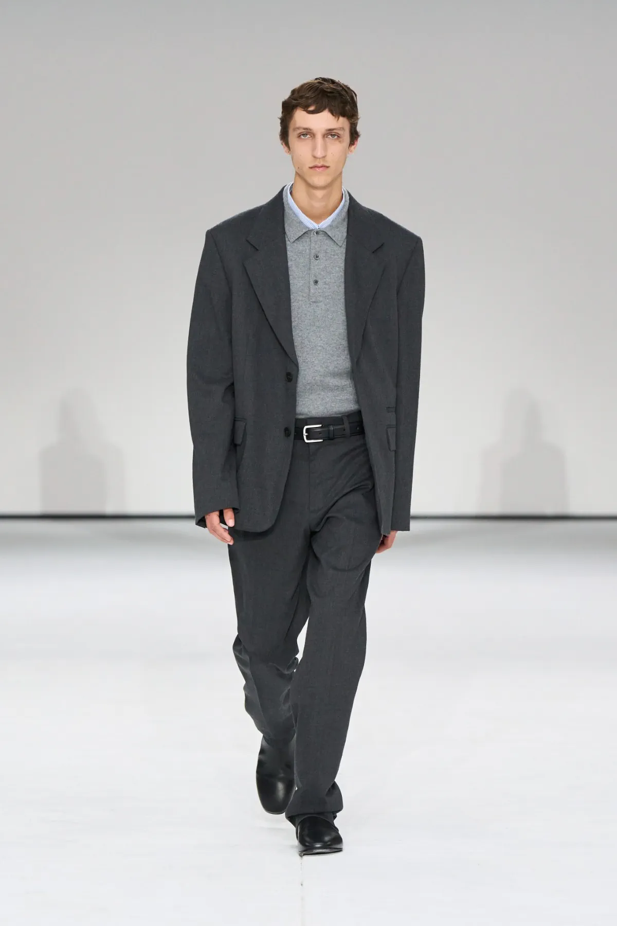 La collection COS automne 2025 réinvente le vestiaire masculin minimaliste